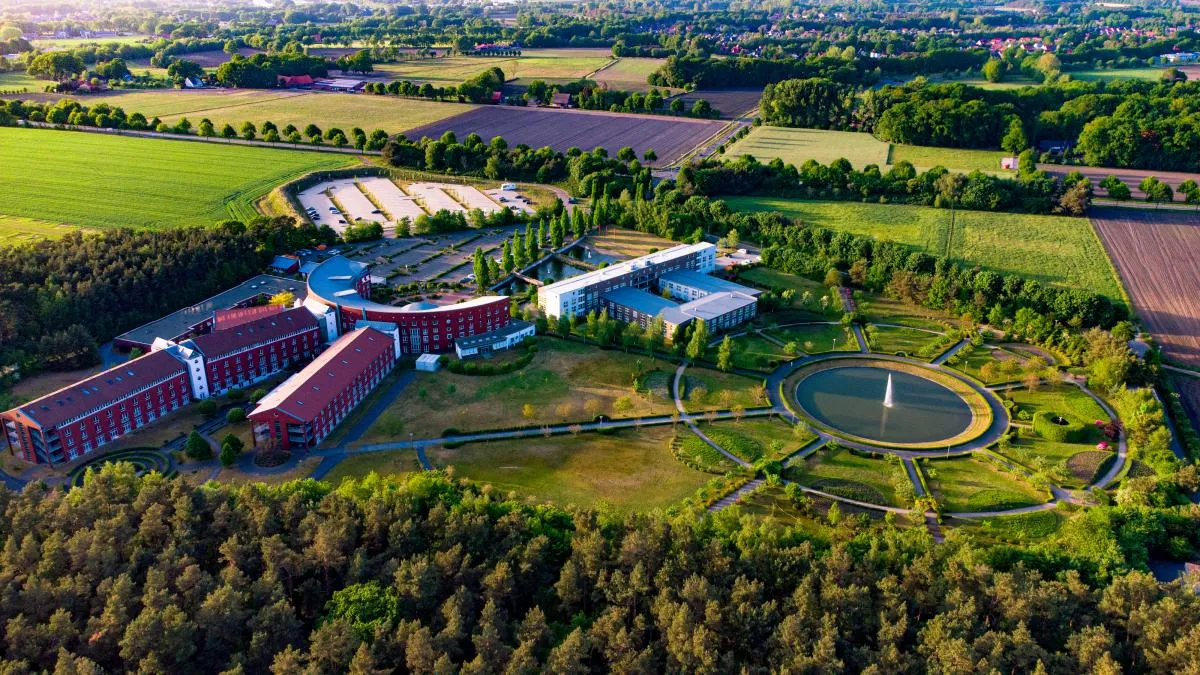Hedon Klinik Lingen aus der Vogelperspektive – Klinikgebäude mit Parkanlage und Springbrunnen