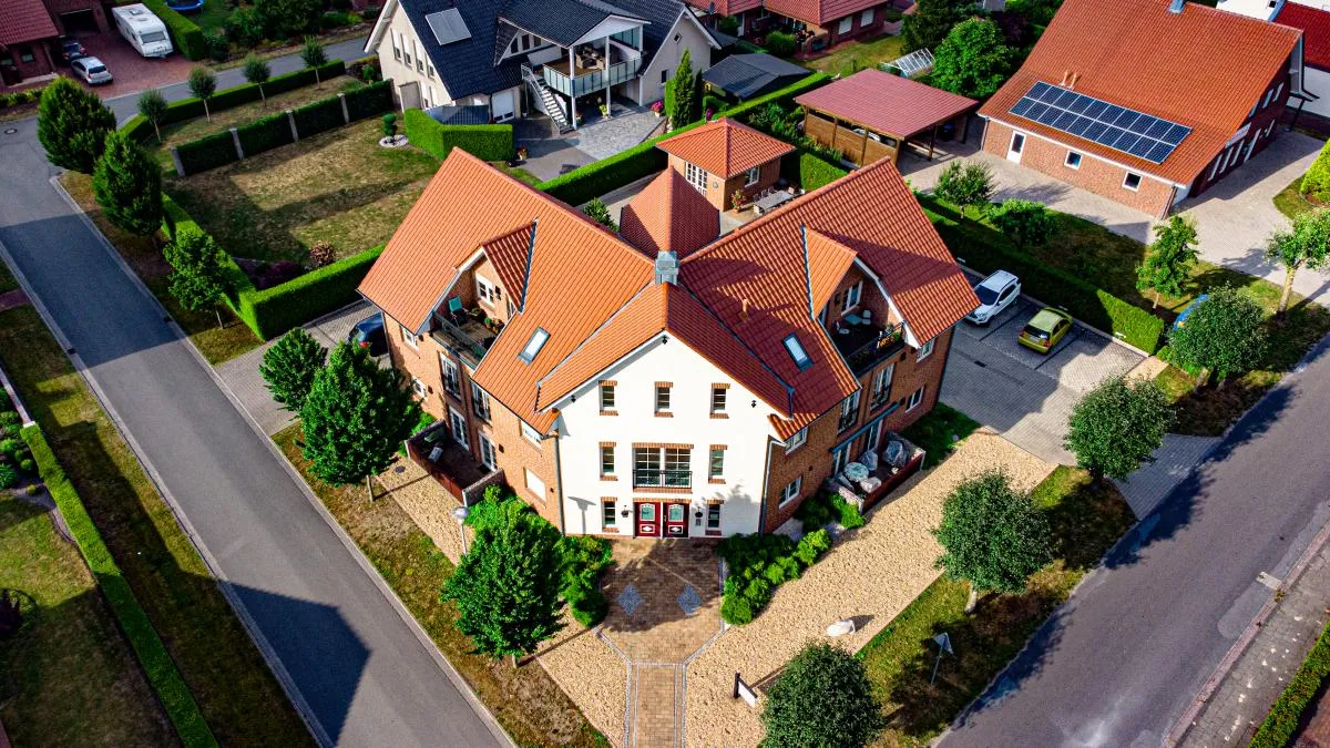 Gebäude mit Dächern aus der Vogelperspektive im Emsland