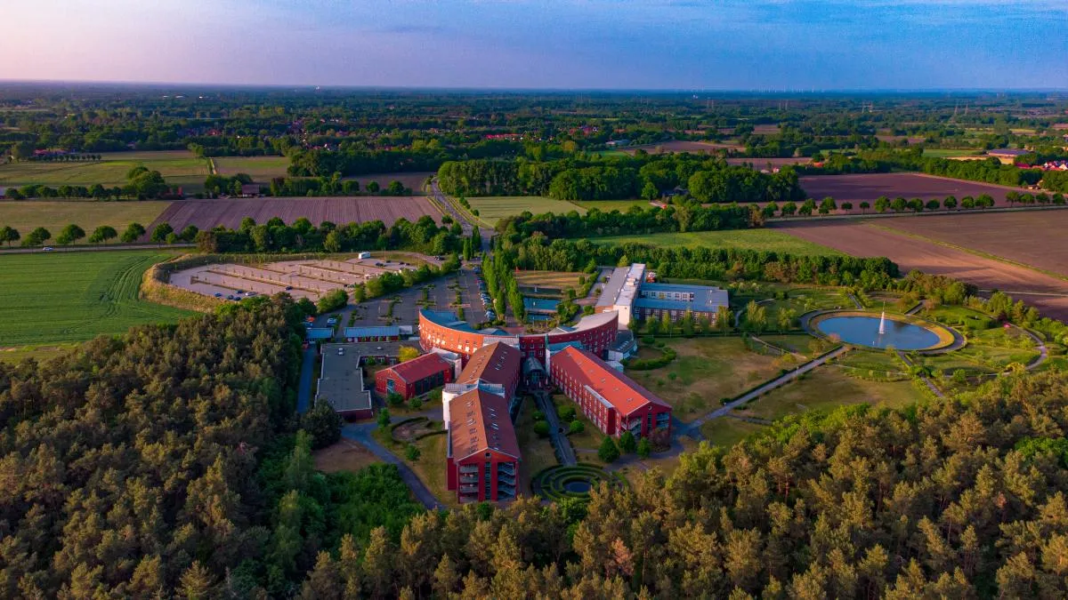 Hedon Klinik Lingen im Abendlicht – Luftaufnahme des Klinikkomplexes mit umliegender Emsland-Landschaft