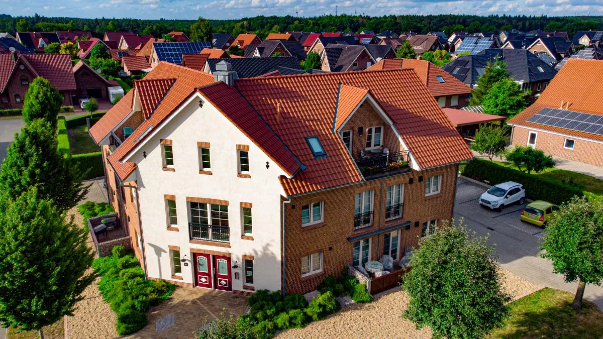 Seniorenwohnanlage in Klein Berßen aus schräger Perspektive – Wohngebäude im Wohngebiet, Drohnenaufnahme