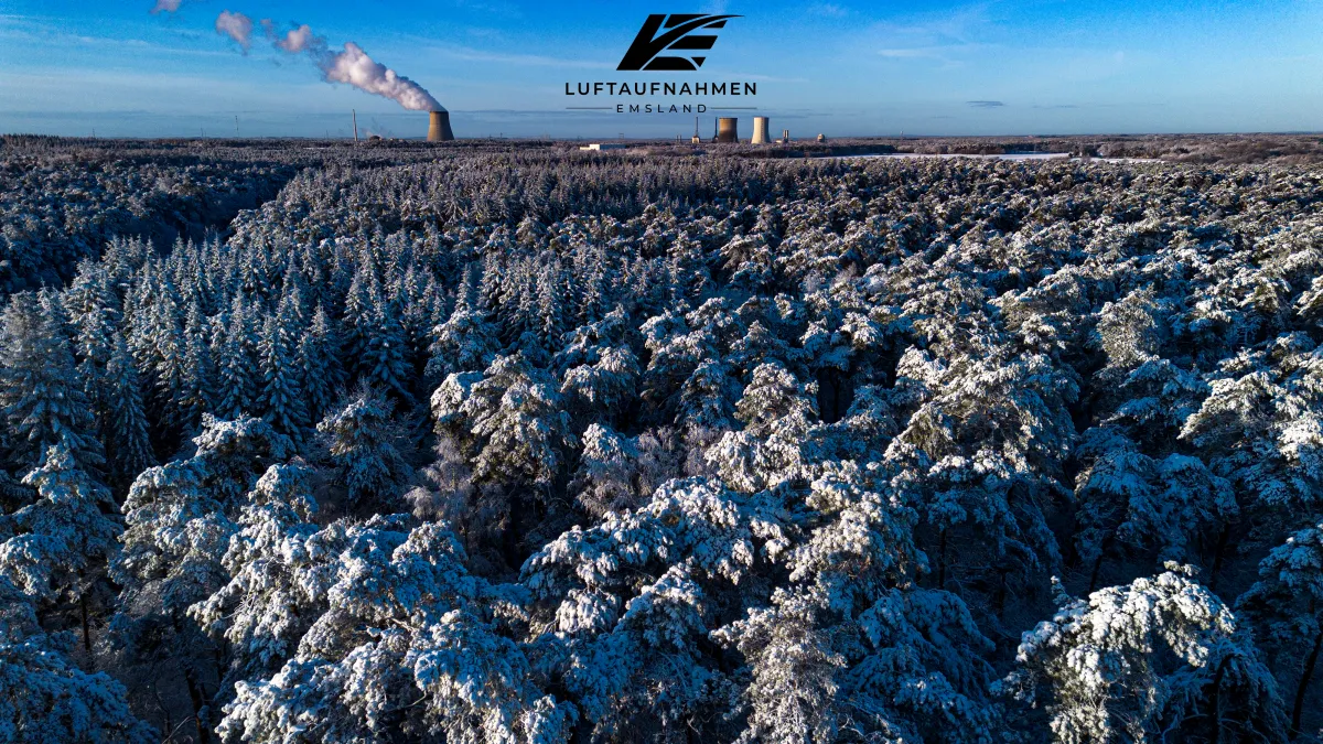 Verschneite Landschaft im Emsland aus der Luft